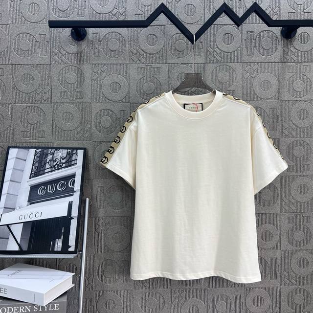 Gucci 古驰 双G字母 织带手袖拼接 Logo标识精致升级，灵感源自八十年代复古 原版面料 官方同款 短袖T恤 定制260克同缸染面料 手感非常舒服 春夏最