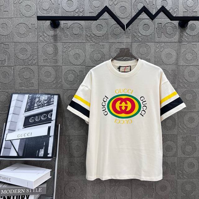 Gucci 古驰 双G字母 手袖拼色 印花 Logo标识精致升级，灵感源自八十年代复古 原版面料 官方同款 短袖T恤 定制260克同缸染面料 手感非常舒服 春夏