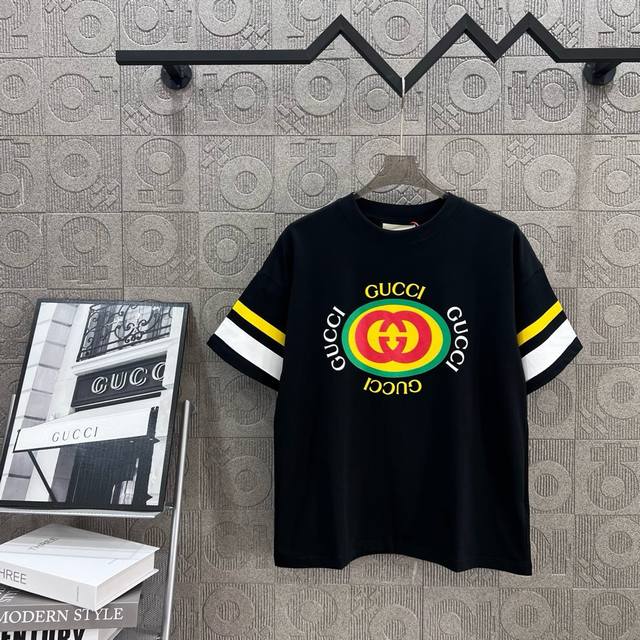 Gucci 古驰 双G字母 手袖拼色 印花 Logo标识精致升级，灵感源自八十年代复古 原版面料 官方同款 短袖T恤 定制260克同缸染面料 手感非常舒服 春夏
