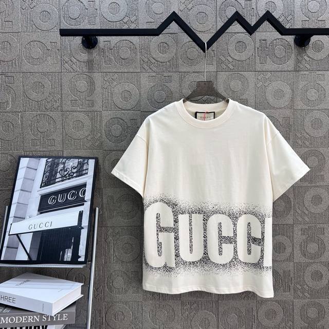 Gucci 古驰 双G字母 镂空喷墨印花 Logo标识精致升级，灵感源自八十年代复古 原版面料 官方同款 短袖T恤 定制260克同缸染面料 手感非常舒服 春夏最