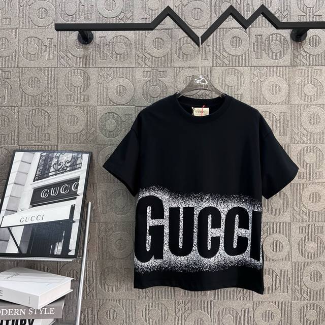 Gucci 古驰 双G字母 镂空喷墨印花 Logo标识精致升级，灵感源自八十年代复古 原版面料 官方同款 短袖T恤 定制260克同缸染面料 手感非常舒服 春夏最
