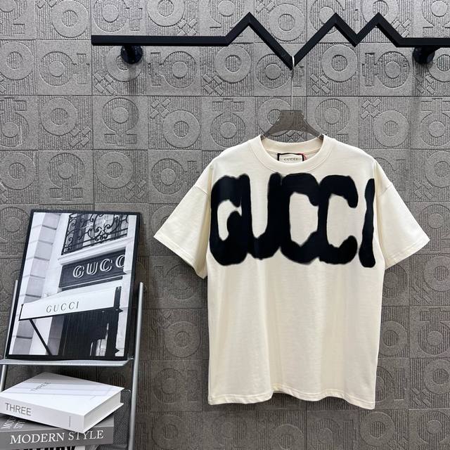 Gucci 古驰 巴黎世家联名喷墨涂鸦Logo印花 标识精致升级，灵感源自八十年代复古印花 原版面料 官方同款 短袖T恤 定制260克同缸染面料 手感非常舒服