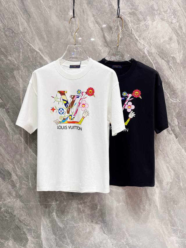 Plv单穿打底都是首选 高定面料 240克纯棉 2025春夏新品短袖时尚经典圆领短袖时尚单品设计，更加时尚舒适，高标准定制，上身非常有型，胸前品牌经典Logo