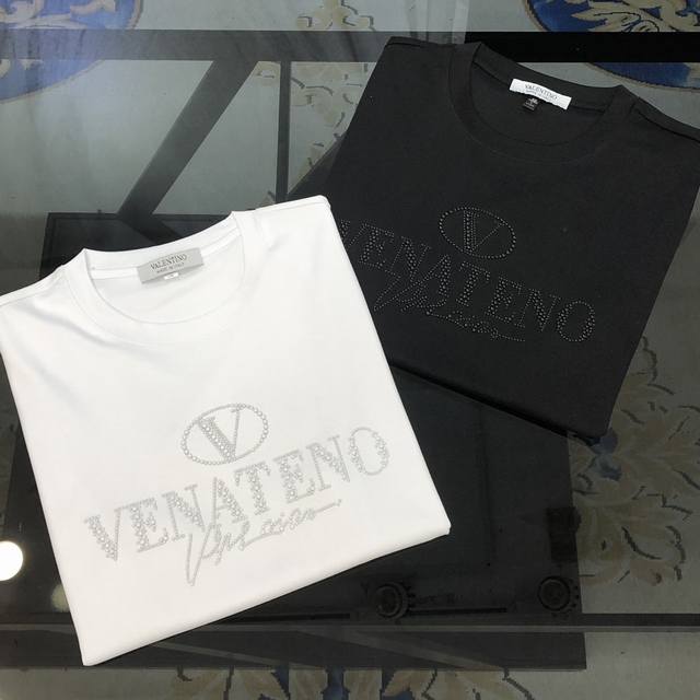 Val*Ntino 华伦天奴2025春夏新款原单男士圆领短袖T恤 高端定制 时尚百搭 柜台同步售卖 烫钻字母Logo设计 客供定制进口玉蚕丝面料，穿着亲肤舒适