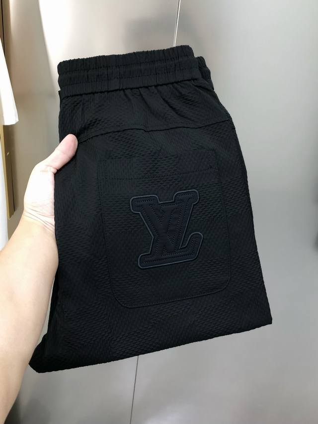 Lv 路易威登2025春夏新款原单男士休闲裤 柜台同步售卖 高端定制 原单狠货 简洁时尚百搭款立体刺绣Logo图案设计 定制原版进口聚酯纤维面料 进口五金辅料