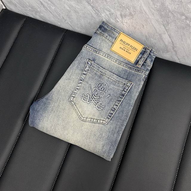 Pp2630新品男士牛仔裤 面料舒适弹性好。独家发售 时尚优雅 重工艺设计。采用原色酵母水洗工艺 精选进口重磅丹宁牛仔面料 配定制五金装饰 真皮皮牌 精致车线