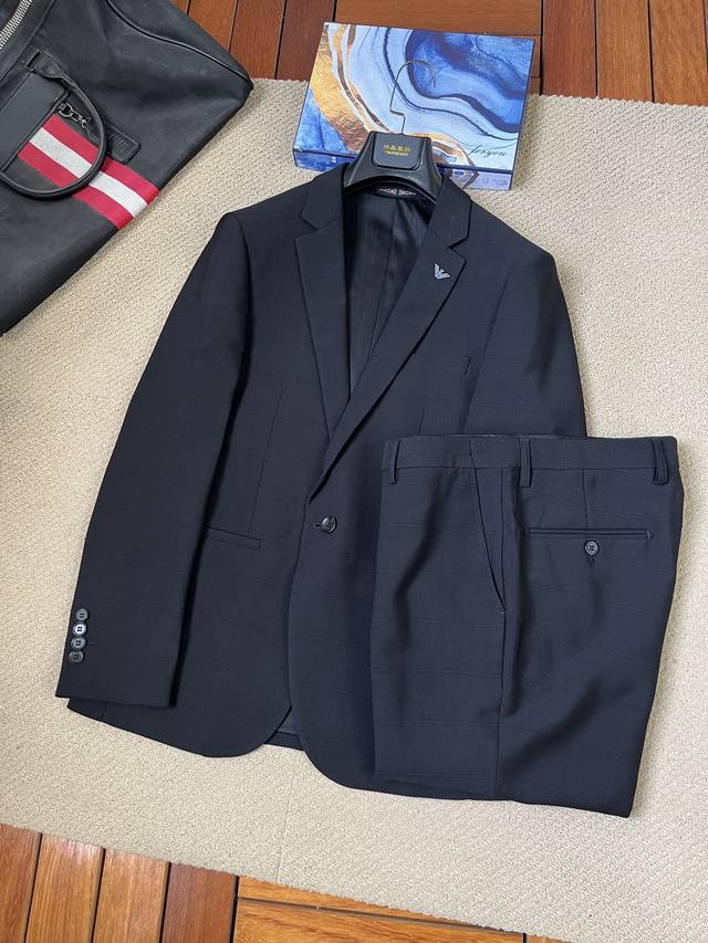 New# 阿玛‘’24 商务休闲西服套装！ 衣服西裤 得体的西装在许多人的心中绝对占有很重要的地位，不论是精英职场还是其他的正式场合，在你犹豫不定之时穿一件西装