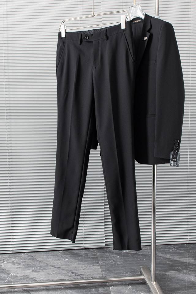 D&G 2025Fw 商务休闲西服套装！ 衣服西裤 得体的西装在许多人的心中绝对占有很重要的地位，不论是精英职场还是其他的正式场合，在你犹豫不定之时穿一件西装是
