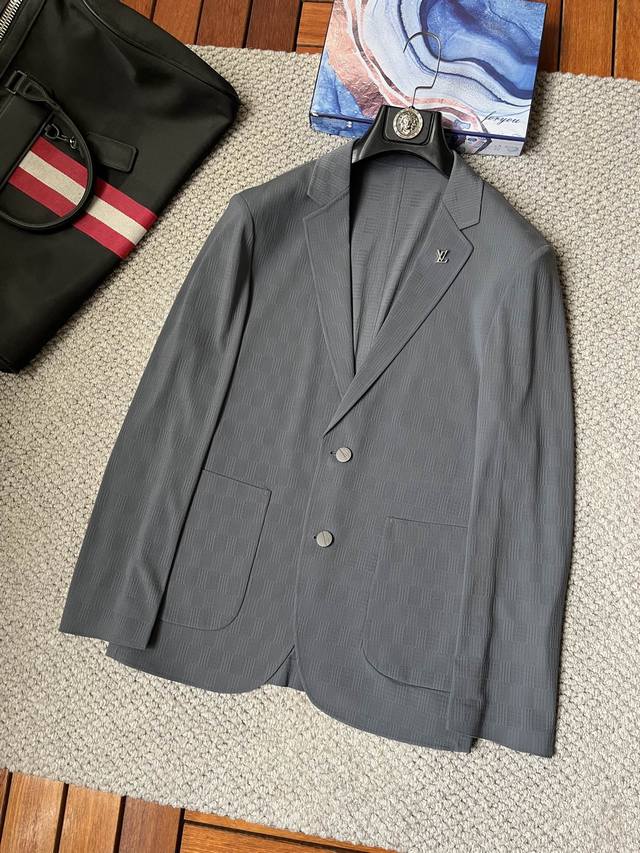 Lv 2025Fw男士春季西装外套，休闲日常穿搭单品！上身修饰身形、定制面料将时装美学和新都市商务休闲概念完美融合，不同风格任你选：经典款，永不过时 一件外套，