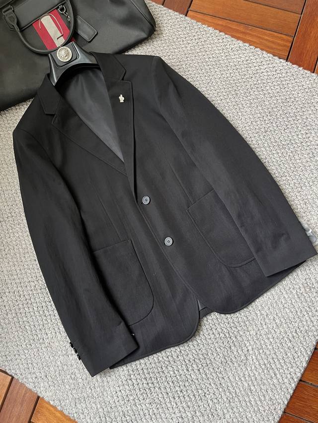 蒙‘’2025Fw男士春季西装外套，休闲日常穿搭单品！上身修饰身形、定制面料将时装美学和新都市商务休闲概念完美融合，不同风格任你选：经典款，永不过时 一件外套，