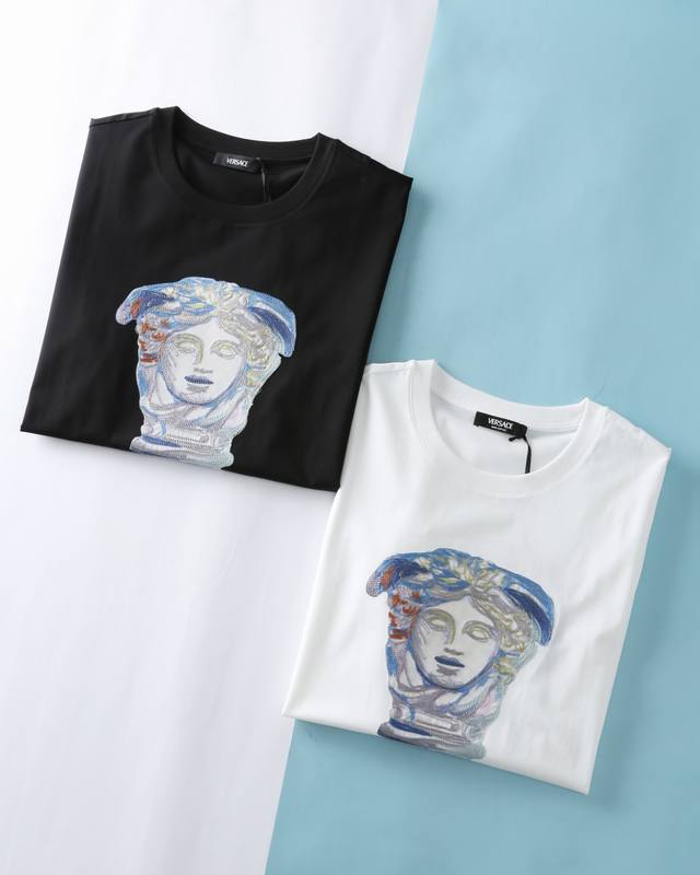 Ver*思者 25Ss春夏新款高支丝光棉质圆领短Tee，男士Medusa Gallery贴布刺绣图案时尚休闲短袖T恤衫！贸易公司渠道稀出，领先Gw发售！该单品延