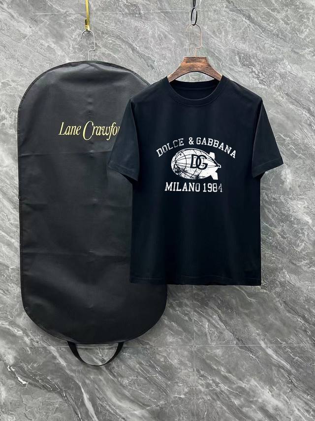 杜嘉班纳# 2025春夏新款首发专柜最新款短袖圆领T恤 高端订制 设计前卫时尚！品牌Logo重工艺设计 高端定制260克面料.手感柔软.穿着舒适.专柜级别精致车