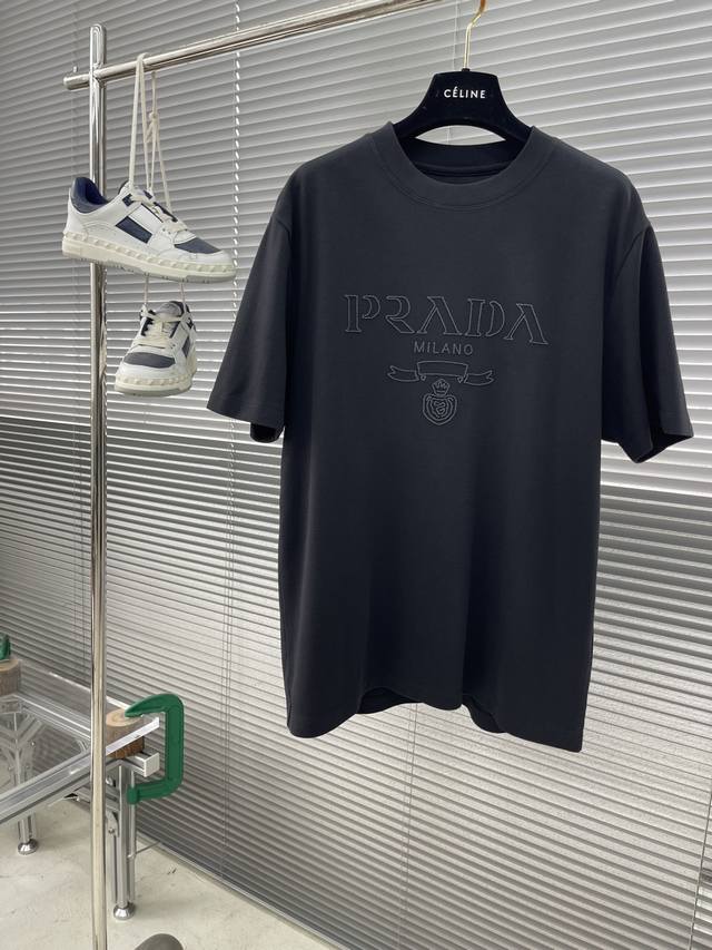 Prad 2025春夏短袖系列 尺码: M-5Xl 版型：微阔版型 克重：230克重 潮棉短袖 成份：100%棉 面料表面纹理细腻平整 触感亲肤顺滑挺括且有型