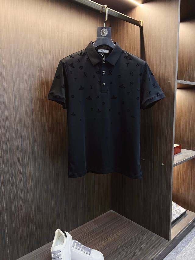 Prada 普拉达 高端提花Logo、2025Ss新款时尚翻领短袖Polot恤、原版复刻、客供原版进口丝光棉面料、原版复刻经典品牌Logo、剪裁完美、做工精致、