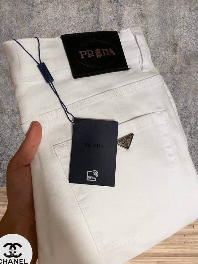 Prada 普拉达 春夏最新品牛仔裤专柜热销款 品味与价值共享 身穿着非常舒适 低调不失奢华 穿出去非常有档次,裤型款式和裁剪亦无需多言 上身精致跃然.真正一等