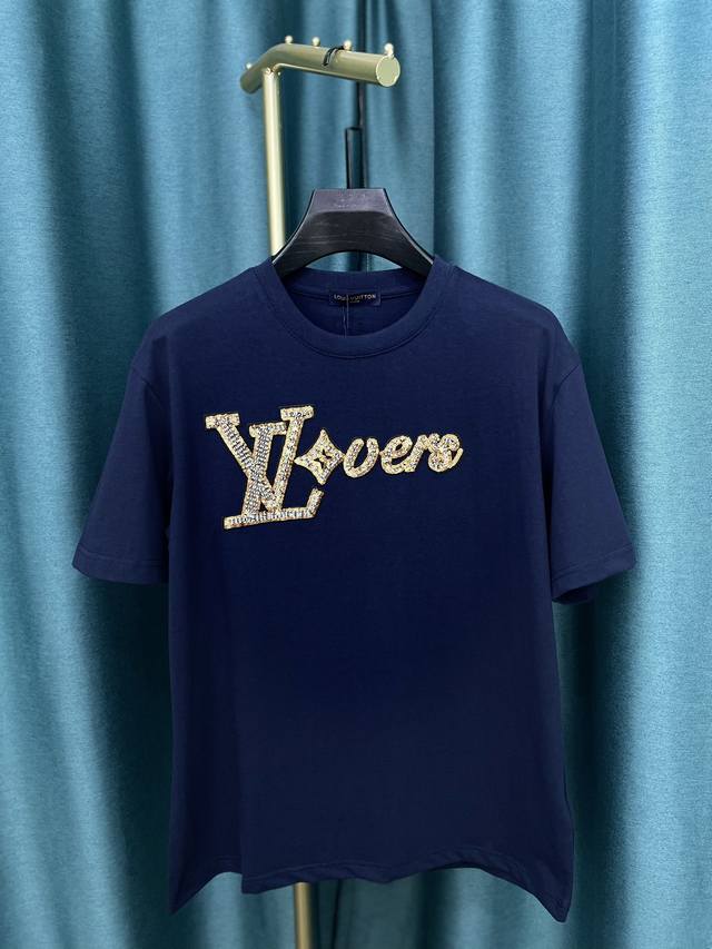 Lv彩色字母刺绣亮片圆领短袖 面料采用32支双纱280克纯棉面料 同缸同色织染螺纹 颜色一致 前片彩色精品饱满万针刺绣 做前均经过高温预缩工艺 进口机器专业对版