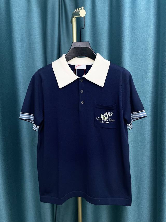 Cd 25Ss新款铃兰刺绣Polo衫 Cistian Dio Couture 铃兰刺绣翻领衫是二零二五秋季系列新品 为衣橱的基本单品增添高订风范 采用蓝色棉质平