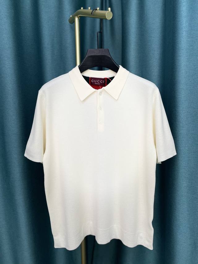Guccl 25Ss夏季Polo衫 后副经典条纹拼色 墨绿色双杠包覆红色粗杠 定染纱线成分72%羊毛28%化纤 12针进口织机 6个布片 定织高密度 纯手工红外