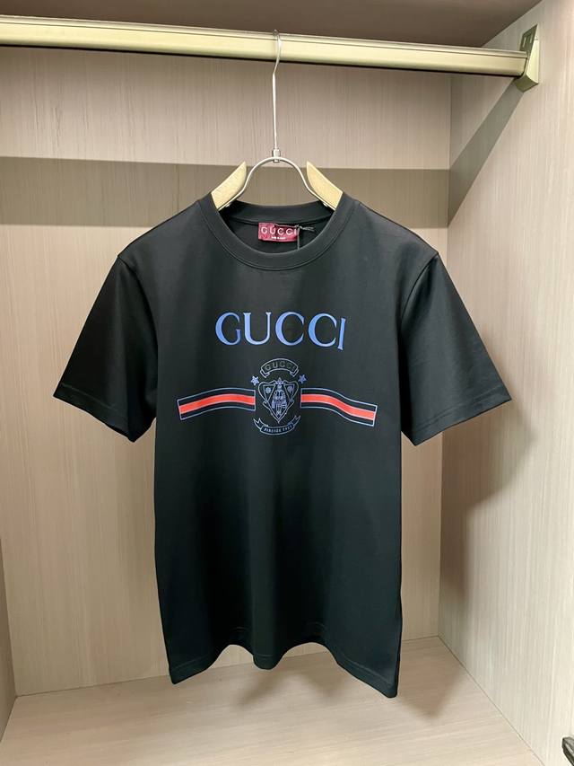 Gucci2025春夏新品学院风标识印花短袖T恤；定制柜台同步210克精梳棉面料，胸前抽象设计学院风印花设计，红黄蓝颜色搭配！非常适合男女同款的一款情侣款，拥有