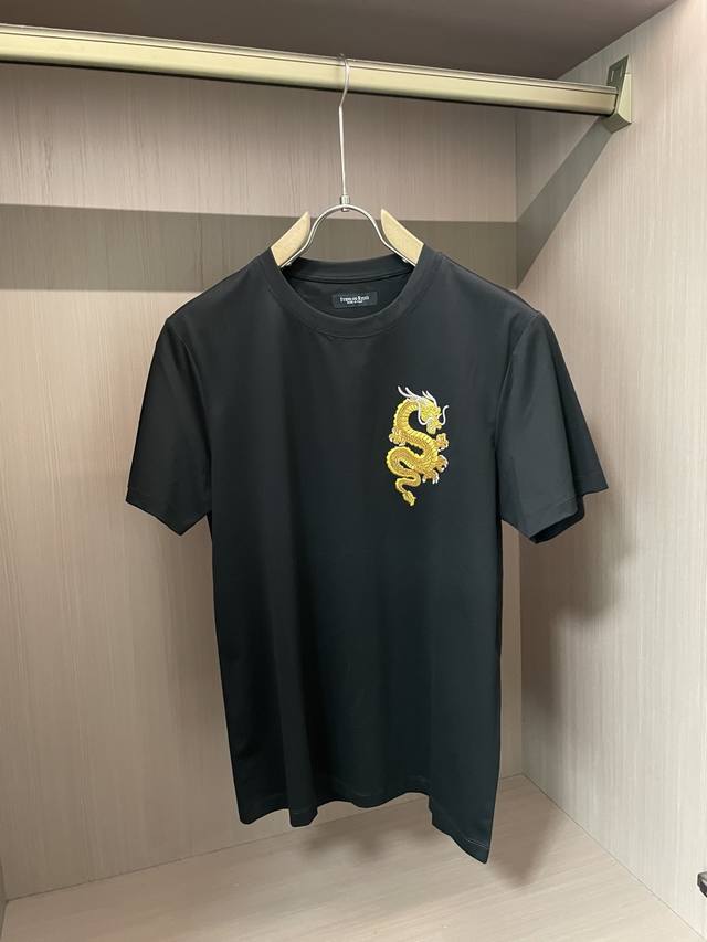 史蒂芬劳尼治2025春夏新品龙图腾金线刺绣短袖T恤；定制180克100支双股丝光长绒棉面料，胸前“飞龙在天”图腾金线刺绣工艺，一款夏季时尚潮流短T，百搭款，商务