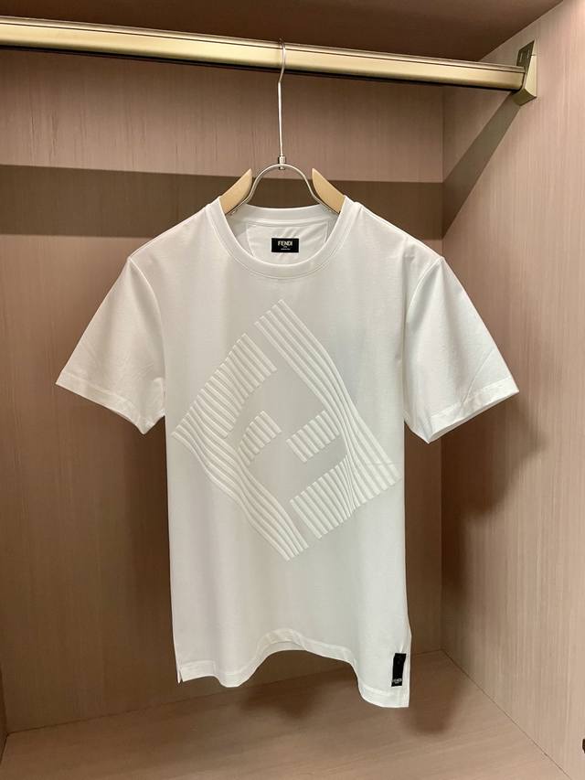 Fendi2025春夏新品双F本色植绒字母印花工艺短袖T恤；定制180克100支双股丝光长绒棉面料，亲肤透爽的一款多年好评的面料，胸前双F进口植绒工艺，看似普通