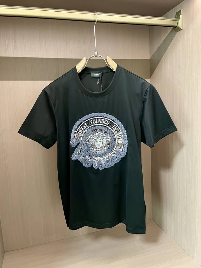 Versace2025春夏新品重工万针刺绣加施华洛水晶镶嵌Medusa短袖T恤；定制100支双股丝光长绒棉面料，舒适柔软细腻！夏季非常适合的面料，胸前由圆形Me