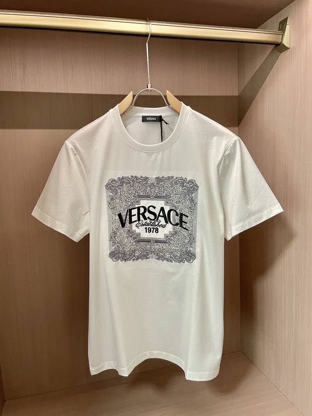 Versace2025春夏新品重工万针刺绣方形短袖T恤；定制180克100支双股丝光长绒棉面料，舒适透气面料，胸前方形字母万针刺绣工艺加珠片刺绣再加上施华洛水晶