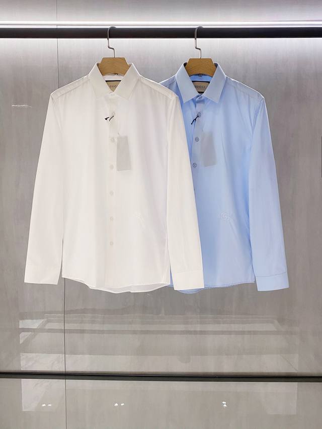 补齐春夏新款高端棉府绸纯色翻领衬衣，男士顺色Gg标识刺绣商务休闲百搭长袖衬衫！贸易公司渠道稀出，同步官网发售7840Rmb！品牌创作总监继续探索定制单品设计理念
