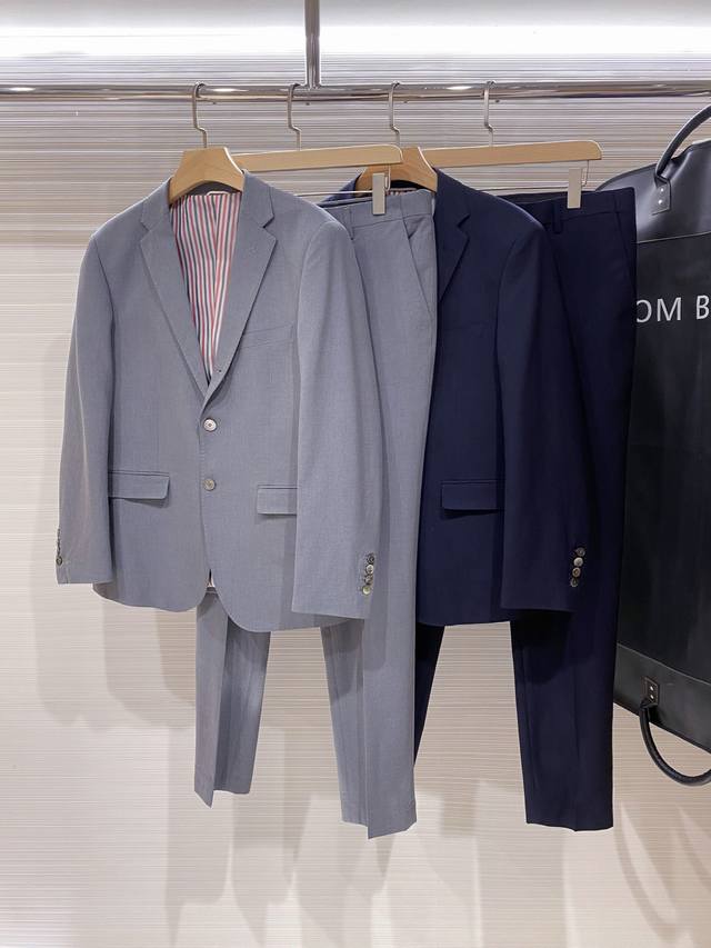 新品 ！25四季款Thom Browne汤姆布朗西服套装可不是像一般服饰那么简单容易能生产的,面料要求是极其严格且制作工序复杂多变.假如一道工序制作粗心或是将就