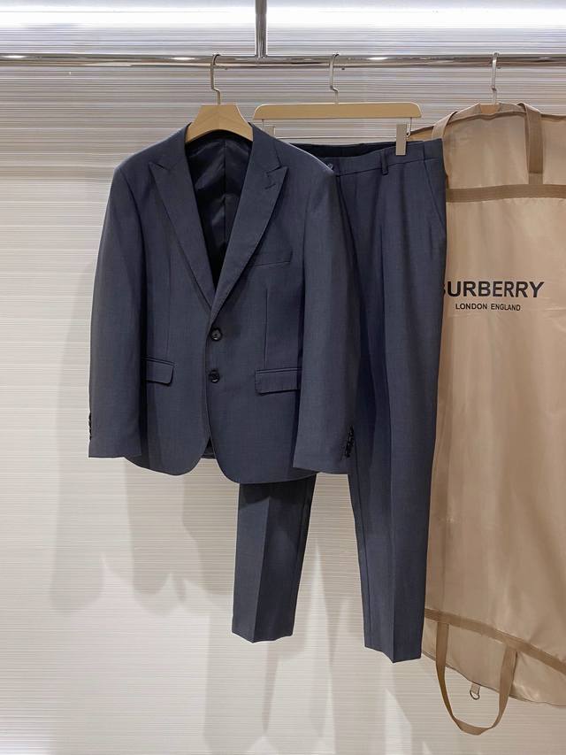 新品 Burberry25四季新款顶级平纹羊毛材质黑色修身套西，男士黑色灰色双粒扣西服 直筒西裤商务休闲套装！贸易公司渠道稀出，同步官网发售！B家高端商务主线臻