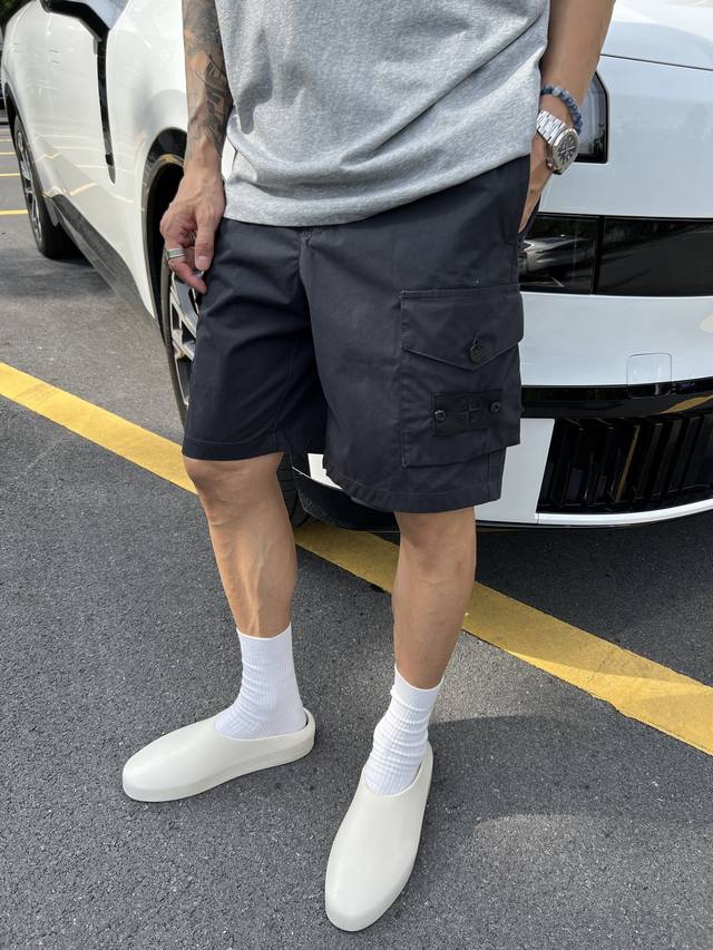 石头岛2025夏季新款男士工装休闲短裤来啦！两侧口袋超实用，还有标志性袖标加持大牌感十足，面料轻薄透气，夏天日常穿搭再合适不过了 码数：Xs-L