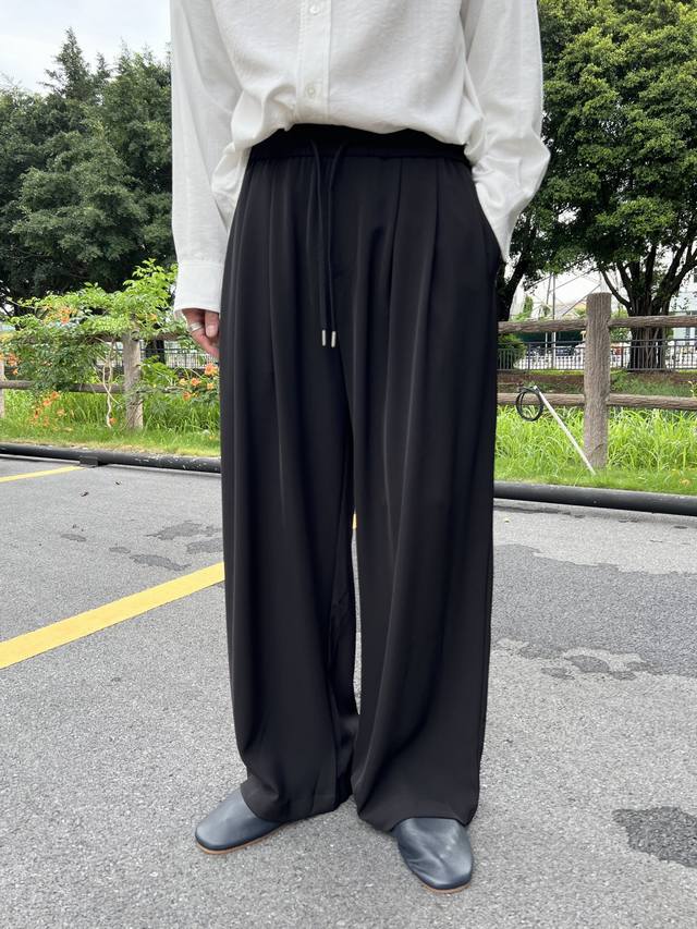 The家超绝的夏季神裤来啦！ 松紧腰设计太贴心啦，穿脱方便还不勒腰，简直是懒人和怕勒星人的福音 面料轻薄透气，夏天穿超凉快，就像有微风一直在裤腿里穿梭。而且垂感