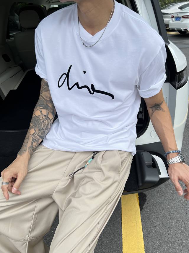 Dior夏季新款T恤来咯！植绒印花超吸睛，满满潮流感。纯棉面料，透气亲肤，宽松版型不挑身材，百搭又休闲，出门随便一穿就很出彩，赶紧入手！ 颜色：黑、红、白、绿
