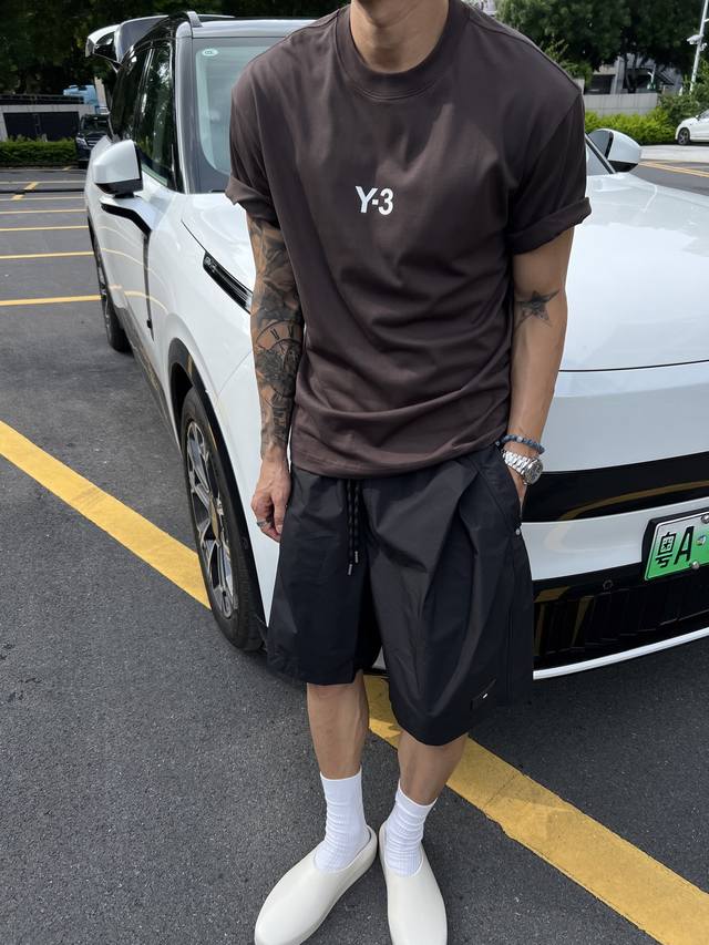 Y-3这次的夏季T恤真的绝！前后印胶Logo超显眼，大牌感十足。纯棉材质亲肤透气，夏天穿超舒服。宽松版型，休闲百搭，怎么搭配都好看，妥妥的出街神器，还不赶紧入手