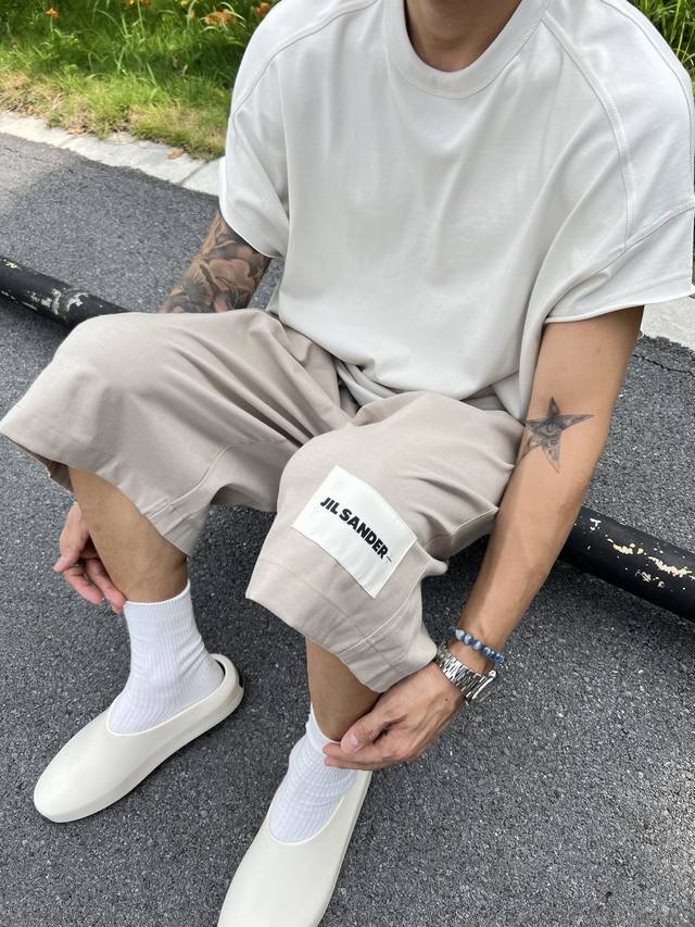 Jil家超绝的夏季新款短裤来啦！ Jil这次的设计真的绝绝子 腰头抽皱花边设计太有特色了，满满的细节感和精致度，一下子就把普通西裤短裤的单调感打破了，时尚感直接