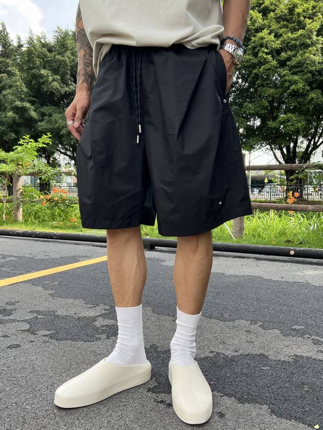 Y-3超绝的夏季新款短裤来啦！ 这款短裤的尼龙面料超轻，穿在身上几乎感觉不到什么重量，就像云朵一样轻盈。而且还有口袋处褶皱设计，细节之处尽显高级，一看就不是普通