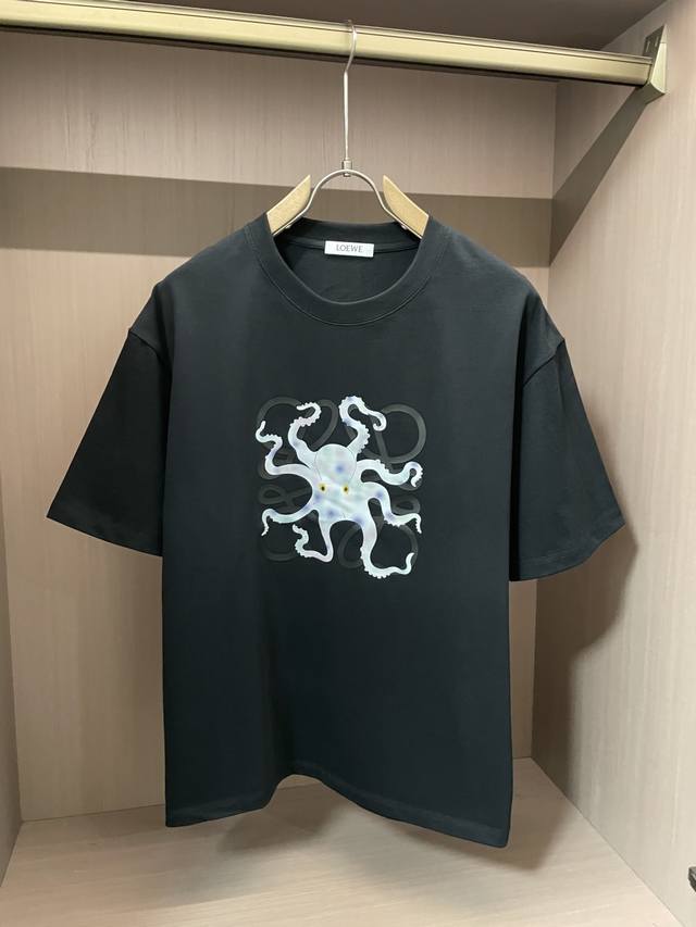 Loewe 2025春夏新品，优选特定原版开发双股精棉平纹面料，上身挺阔舒适度佳，外穿内搭随意搭配，男女同款夏日必备 尺码M-Xxl