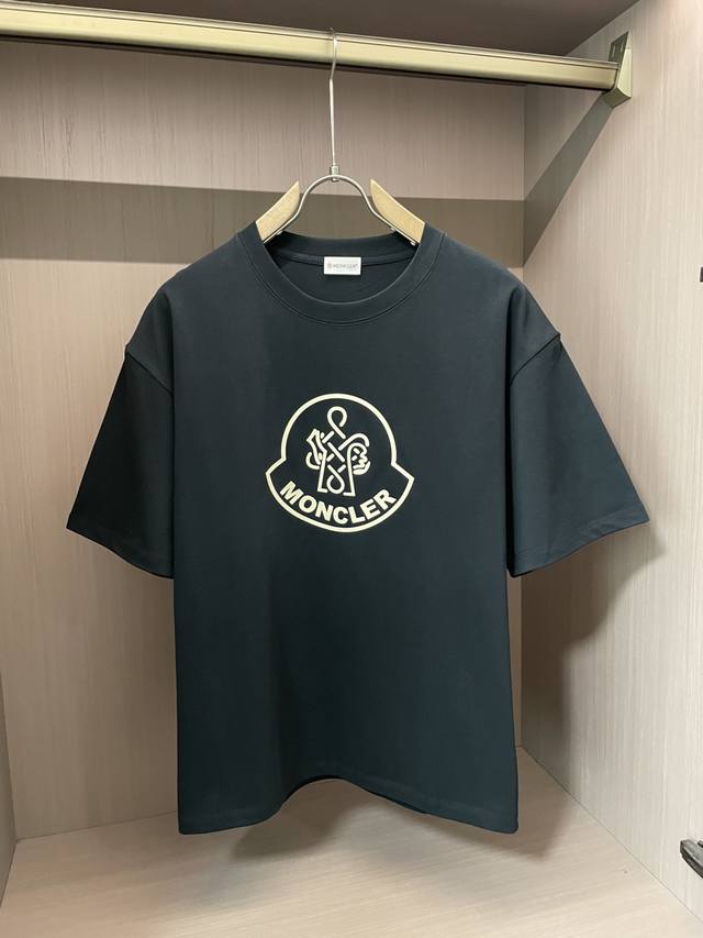 蒙口 2025春夏新品，优选特定原版开发双股精棉平纹面料，上身挺阔舒适度佳，外穿内搭随意搭配，男女同款夏日必备 尺码M-Xxl