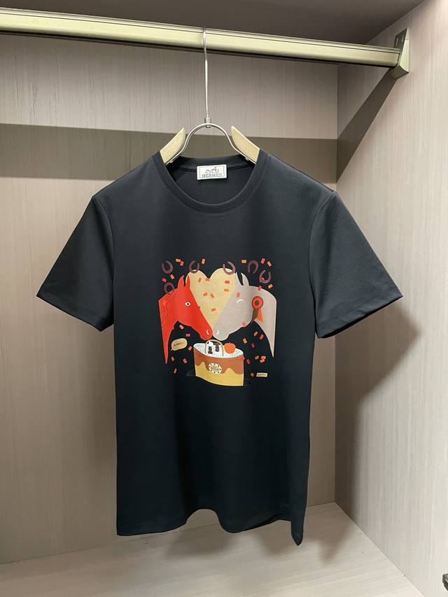 H 2025春夏新品，优选特定原版开发双股精棉平纹面料，上身挺阔舒适度佳，外穿内搭随意搭配，男女同款夏日必备 尺码M-Xxl