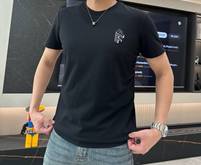 F家 芬迪 2025春夏最新Ff绣标男士圆领T恤衫，胸前全新的“Ff”刺绣徽标，采用3D立体刺绣，饱满有型，搭配奢华银色饰边 高端重工的高周波工艺 ，使得徽标更