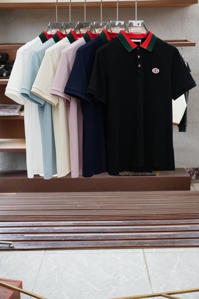 Gucci 古奇。 2025春夏系列新品 男士标识短袖Polo衫延续经典彩条点缀 商务休闲翻领Polo恤.该款Polo衫采用丝光双面棉质珠地面料制成，隽永设计可