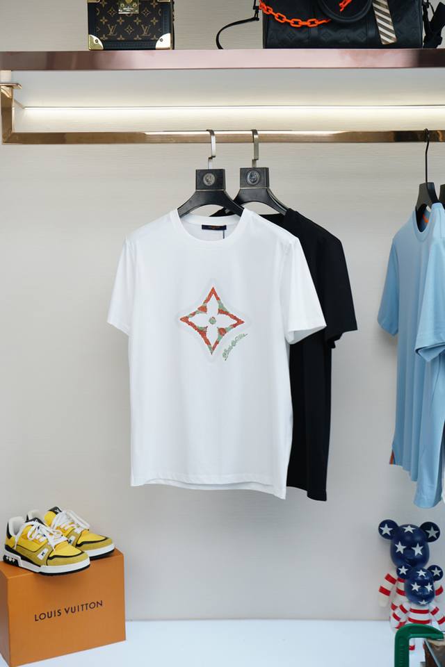 Lv 春夏男装正面饰品牌字母数码印花Logo短袖T恤，胸前字母由植绒印花设计加以经典毡艺刺绣章仔徽标彰显品牌辨识度，定制高支高密80支双丝光棉面料，上身舒适透气