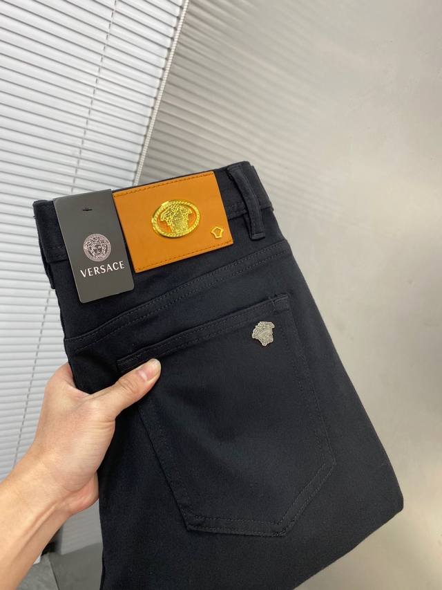 Versace范思哲 2025新品男士牛仔裤 面料舒适弹性好。独家发售 时尚优雅 重工艺设计。采用原色酵母水洗工艺 精选进口重磅丹宁牛仔面料 配定制五金装饰 真