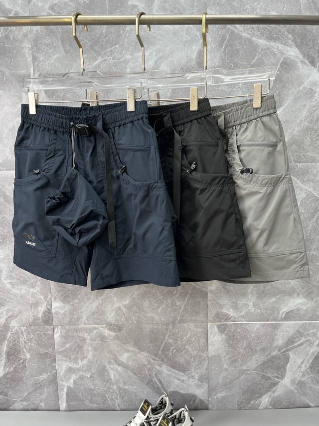 Armani阿玛尼 2025夏季新款男士休闲短裤 高级定制夏季专用休闲裤透气面料 透气舒适度高，细节无可挑剔，品牌元素设计理念，体现高品质。手感细腻柔软！呈现休