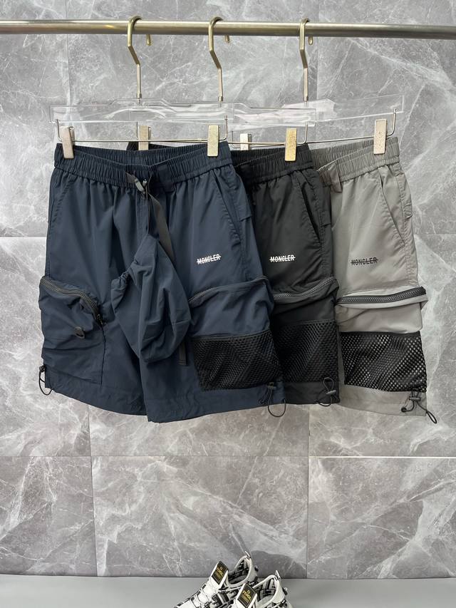 Moncler蒙口 2025夏季新款男士休闲短裤 高级定制夏季专用休闲裤透气面料 透气舒适度高，细节无可挑剔，品牌元素设计理念，体现高品质。手感细腻柔软！呈现休