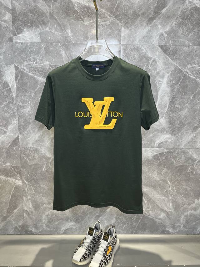 Lv路易威登 2025春夏最新款时尚圆领短袖T恤，丝光棉面料，上身凉爽，贴肤舒适，吸汗透气，耐看又好穿，Logo徽章定位印花，原厂工艺一丝不苟，型男必备单品 尺