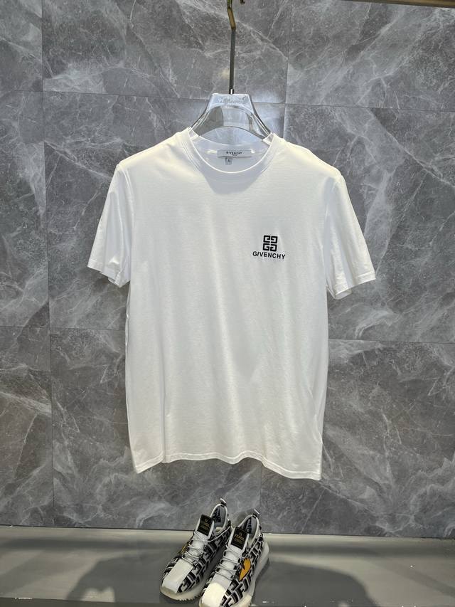 Givenchy纪梵希 2025春夏最新款时尚圆领短袖T恤，丝光棉面料，上身凉爽，贴肤舒适，吸汗透气，耐看又好穿，Logo徽章定位印花，原厂工艺一丝不苟，型男必