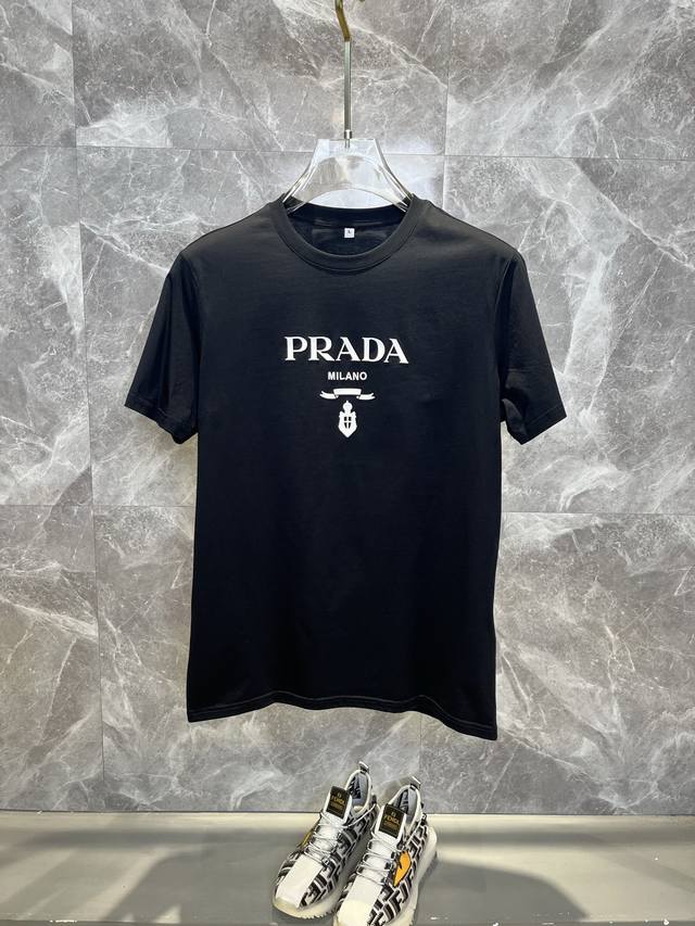 Prada普拉达 2025春夏最新款时尚圆领短袖T恤，丝光棉面料，上身凉爽，贴肤舒适，吸汗透气，耐看又好穿，Logo徽章定位印花，原厂工艺一丝不苟，型男必备单品