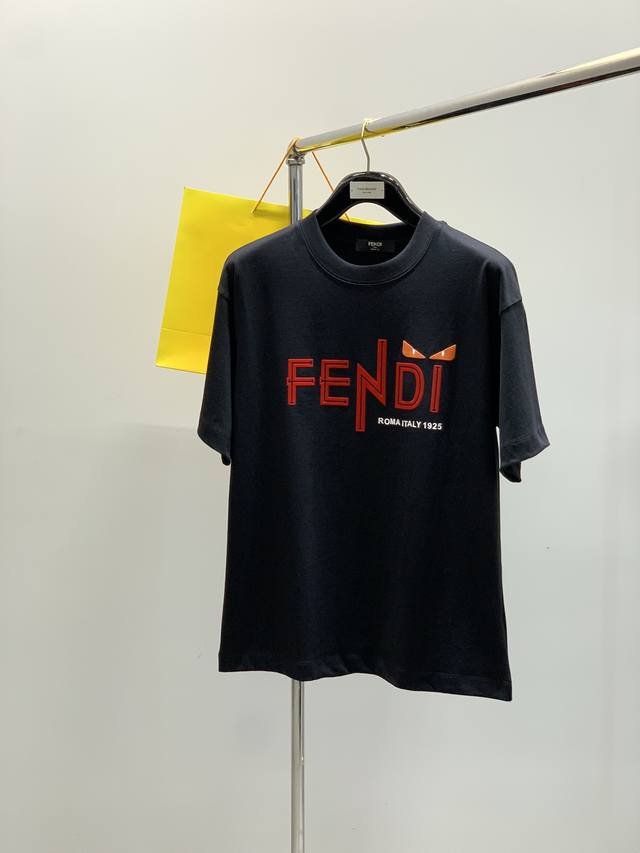Fendi芬迪 2025夏季最新品，专柜同步有售，原单狠货，休闲时尚圆领短袖T恤，进口原版面料，顶级印花工艺字母图案Logo，独特设计，上身舒适透气，档次极高，