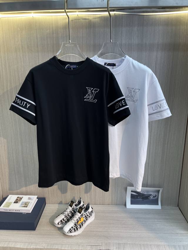 Lv路易威登 2025Ss春夏高品质情侣款短袖T恤，甄选高克重纯棉面料，工艺品级别，辅料顶真，车线做工符合精品要求，超级好搭配，落肩款，品质及剪裁设计都堪称一流